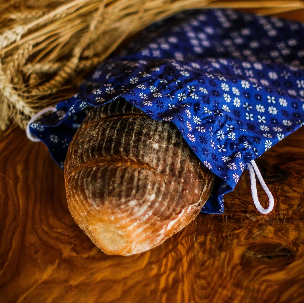 Pytlík režný s červenými puntíky střední